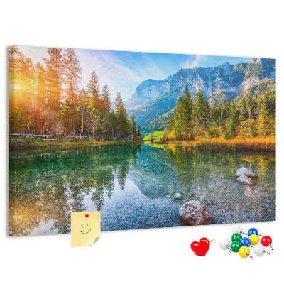 Kurk prikbord met een schilderachtig berglandschap en een meer