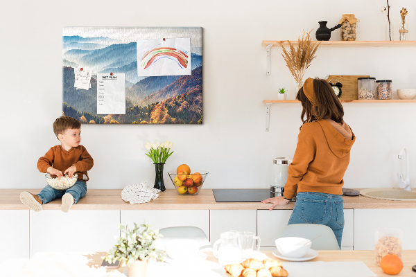Kurken prikbord schilderachtige bergen in een herfstlandschap