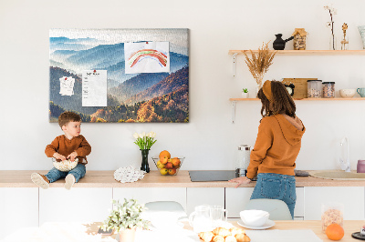 Kurken prikbord schilderachtige bergen in een herfstlandschap