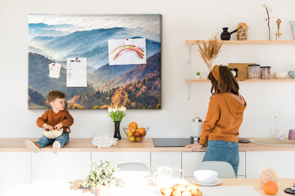 Kurken prikbord schilderachtige bergen in een herfstlandschap