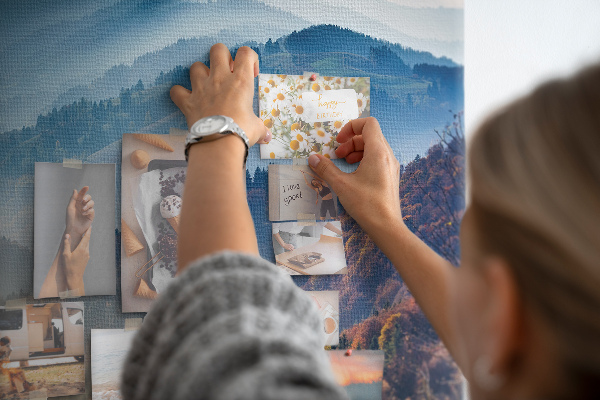 Kurken prikbord schilderachtige bergen in een herfstlandschap