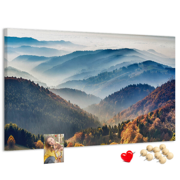 Kurken prikbord schilderachtige bergen in een herfstlandschap