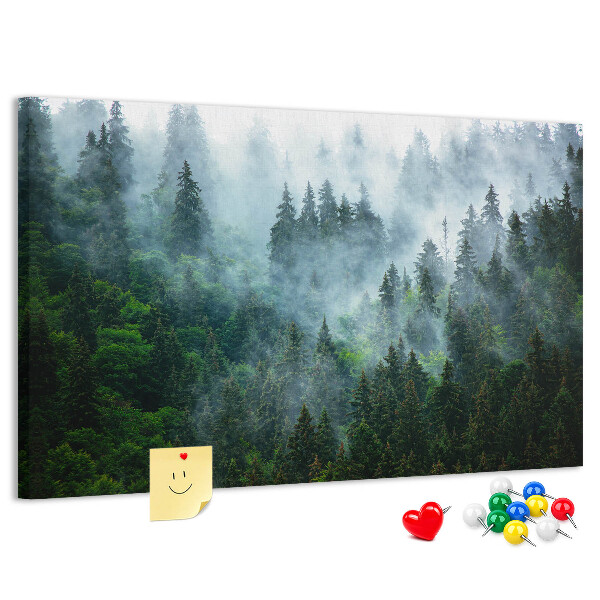 Prikbord mistig boslandschap met dennenbomen