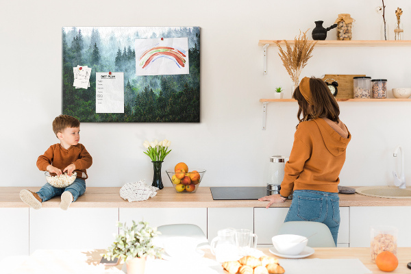 Prikbord mistig boslandschap met dennenbomen