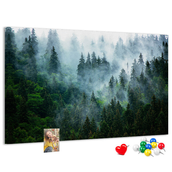 Prikbord mistig boslandschap met dennenbomen