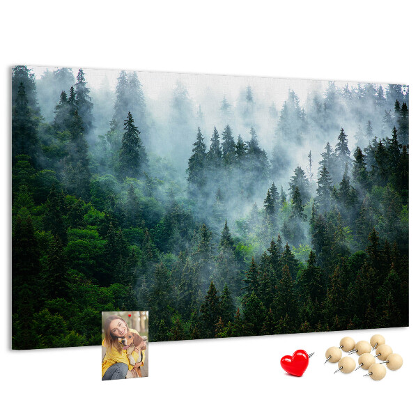 Prikbord mistig boslandschap met dennenbomen