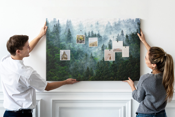 Prikbord mistig boslandschap met dennenbomen