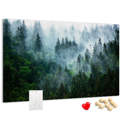 Prikbord mistig boslandschap met dennenbomen