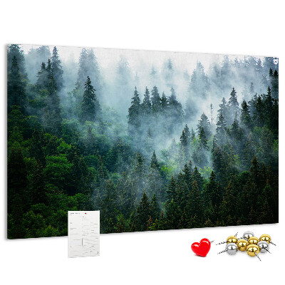 Prikbord mistig boslandschap met dennenbomen