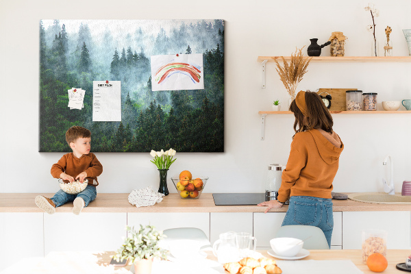 Prikbord mistig boslandschap met dennenbomen