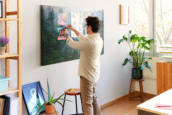 Prikbord mistig boslandschap met dennenbomen