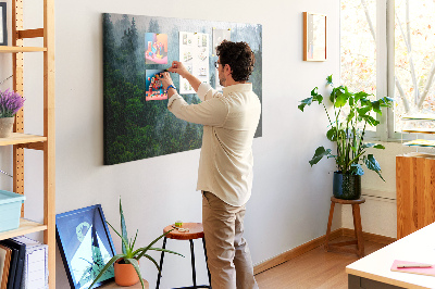 Prikbord mistig boslandschap met dennenbomen