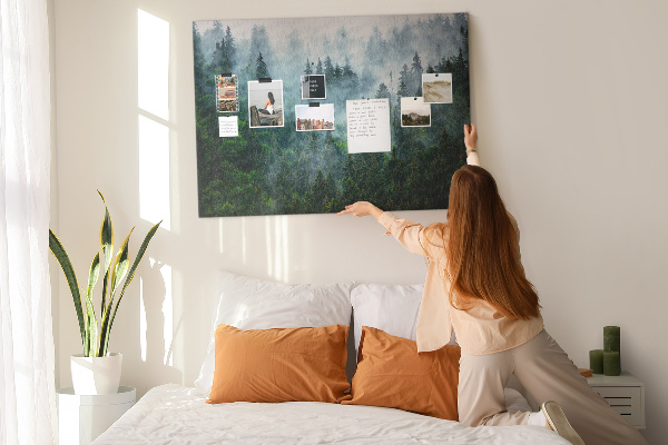 Prikbord mistig boslandschap met dennenbomen