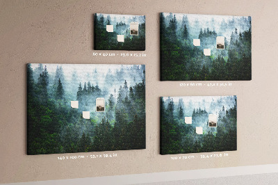 Prikbord mistig boslandschap met dennenbomen