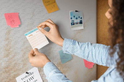 Kurkbord met fijne grassen op een lichte achtergrond
