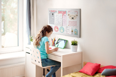 Kurk prikbord met gekleurde briefjes en schattige dieren