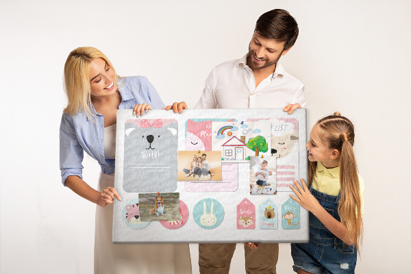 Kurk prikbord met gekleurde briefjes en schattige dieren