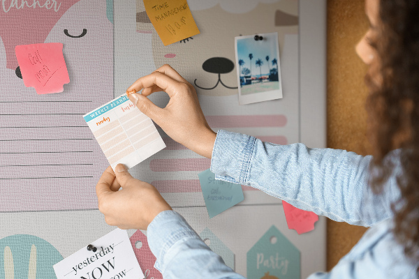 Kurk prikbord met gekleurde briefjes en schattige dieren
