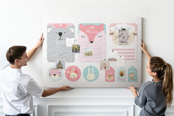 Kurk prikbord met gekleurde briefjes en schattige dieren