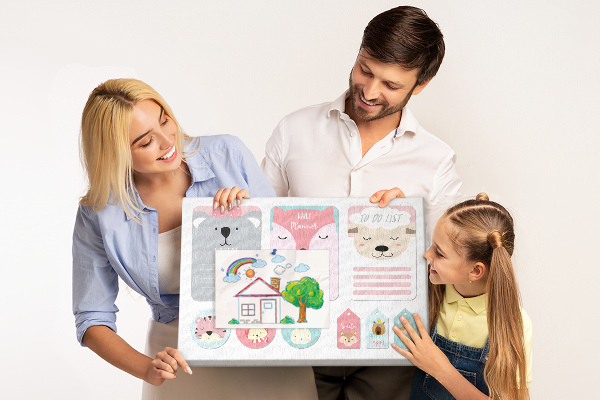 Kurk prikbord met gekleurde briefjes en schattige dieren