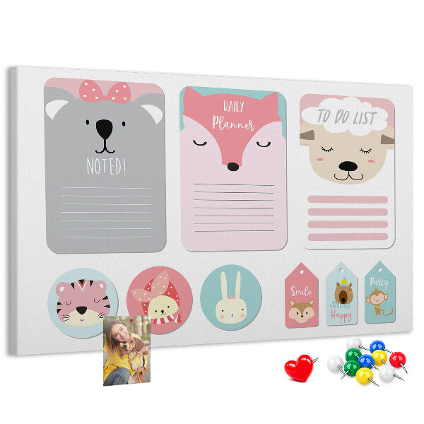 Kurk prikbord met gekleurde briefjes en schattige dieren