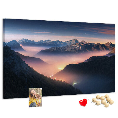 Kurkbord schilderachtig berglandschap bij zonsondergang