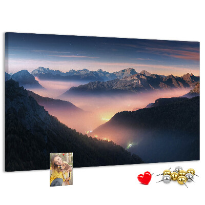 Kurkbord schilderachtig berglandschap bij zonsondergang