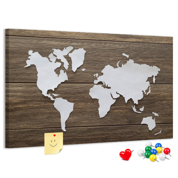 met een wereldkaart op een houten achtergrond