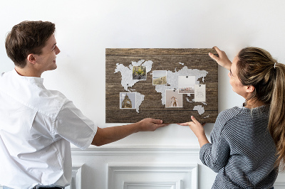 Kurk prikbord met een wereldkaart op een houten achtergrond