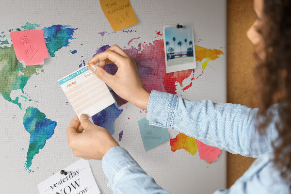Kleurrijke aquarel wereldkaart prikbord