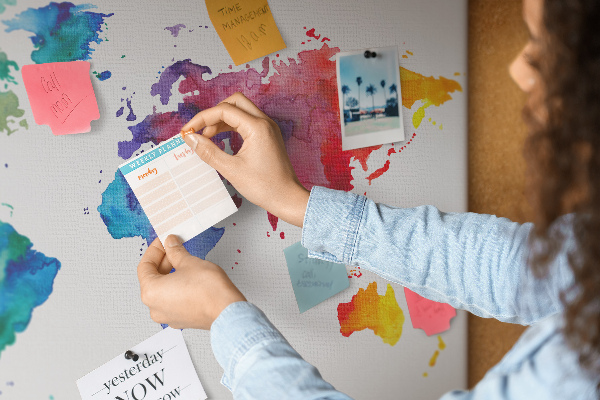 Kleurrijke aquarel wereldkaart prikbord