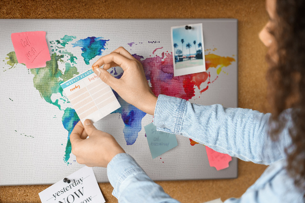 Kleurrijke aquarel wereldkaart prikbord
