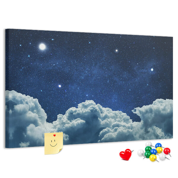 Kurkbord met een nachtelijke hemel met sterren en wolken