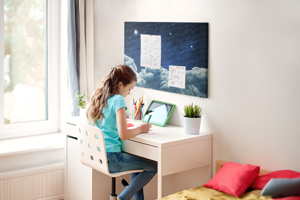 Kurkbord met een nachtelijke hemel met sterren en wolken