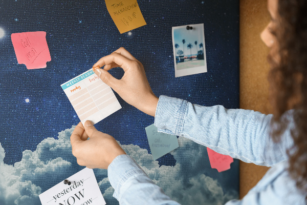 Kurkbord met een nachtelijke hemel met sterren en wolken