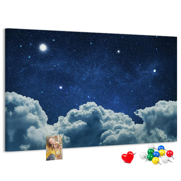 Kurkbord met een nachtelijke hemel met sterren en wolken