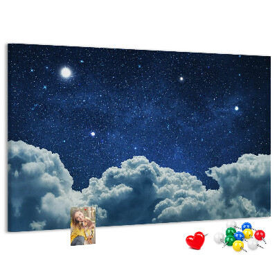 Kurkbord met een nachtelijke hemel met sterren en wolken