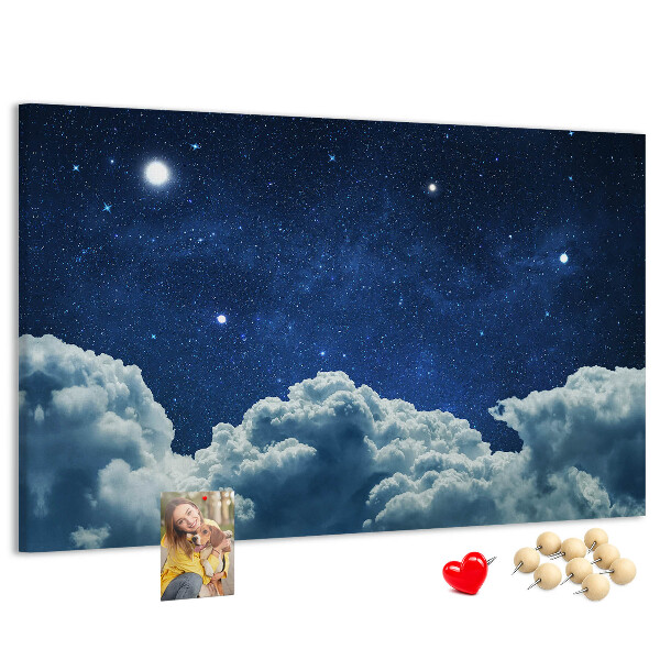 Kurkbord met een nachtelijke hemel met sterren en wolken