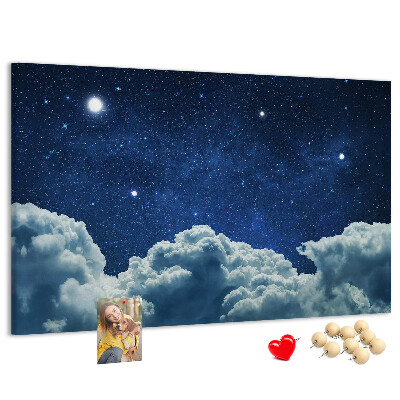 Kurkbord met een nachtelijke hemel met sterren en wolken