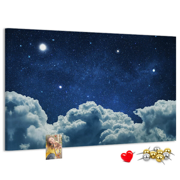 Kurkbord met een nachtelijke hemel met sterren en wolken