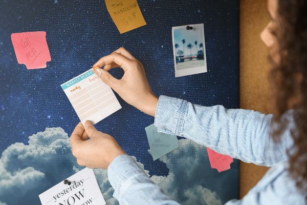 Kurkbord met een nachtelijke hemel met sterren en wolken