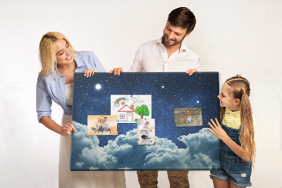 Kurkbord met een nachtelijke hemel met sterren en wolken