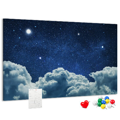 Kurkbord met een nachtelijke hemel met sterren en wolken