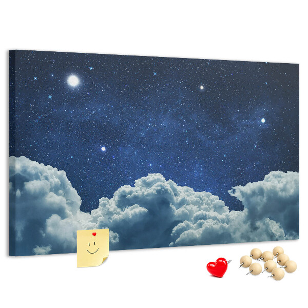Kurkbord met een nachtelijke hemel met sterren en wolken