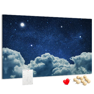 Kurkbord met een nachtelijke hemel met sterren en wolken