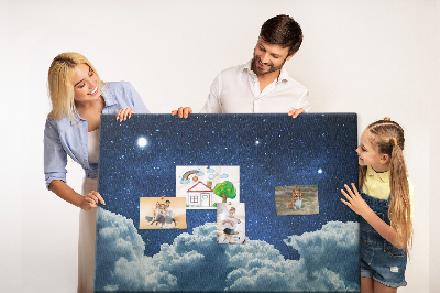 Kurkbord met een nachtelijke hemel met sterren en wolken