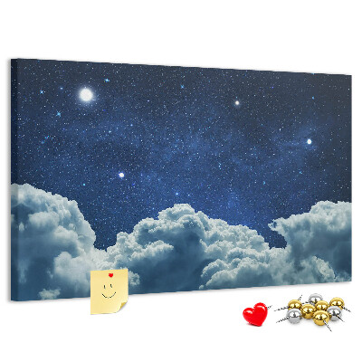 Kurkbord met een nachtelijke hemel met sterren en wolken