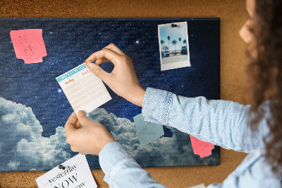 Kurkbord met een nachtelijke hemel met sterren en wolken