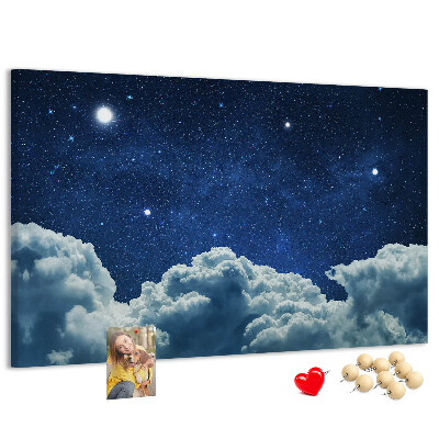 Kurkbord met een nachtelijke hemel met sterren en wolken