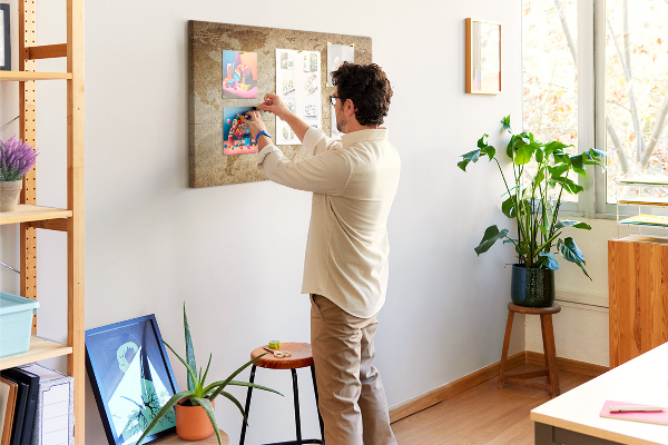 Prikbord met kaart van de oude wereld op een bruine achtergrond